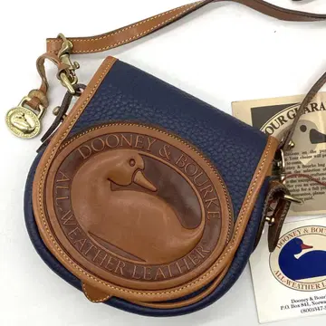택 포함 Dooney&Bourke 빅 로고 엠보싱 숄더 네이비