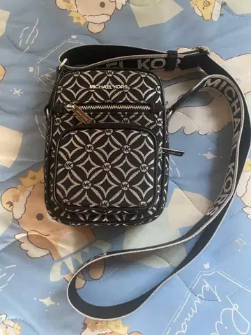 MICHAEL KORS 모노그램 숄더백