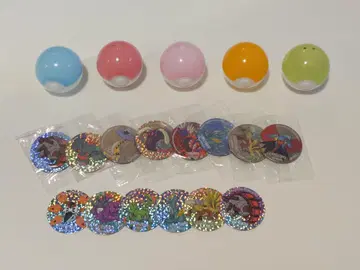 몬스터볼형 캡슐과 홀로그램 마그넷 세트