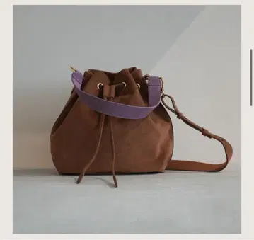 HINC NUNC BUCKET BAG 브라운 스웨이드 숄더백