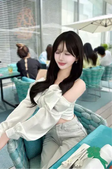 Kerry 오프숄더 새틴 리본 상의 화이트
