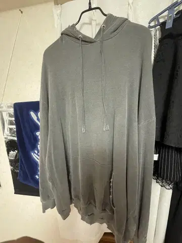 그레이 후드 부착 데미지 오버 사이즈 트레이닝복