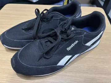 Reebok 블랙 스니커즈