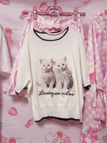 고양이 프린트 T셔츠 크림색