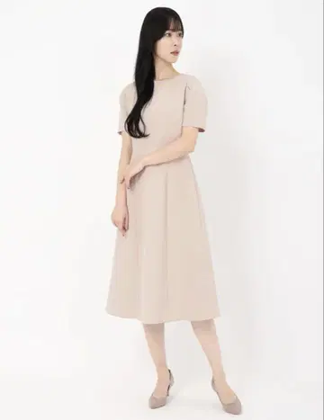베이지 무릎 기장 반팔 드레스