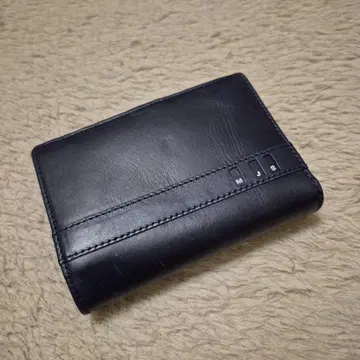 네이비에 가까운 블랙 가죽 접이식 지갑