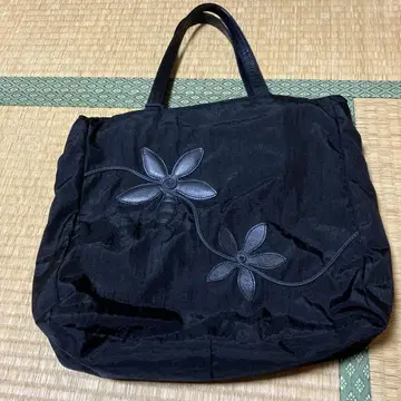 IBIZA 블랙 꽃 자수 토트백