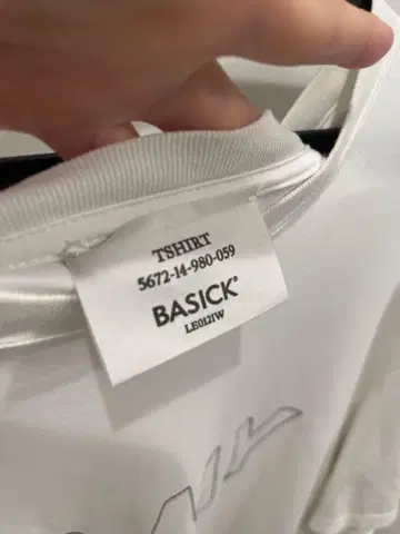 BASICK 화이트 ARMY 프린트 T셔츠