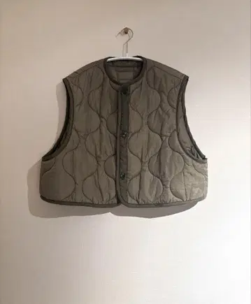 HYKE / 하이크 QUILTED CROPPED VEST 퀼팅 베스트