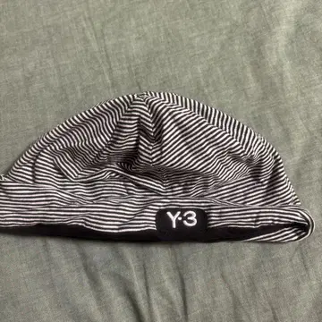 Y-3 스트라이프 비니 블랙과 화이트