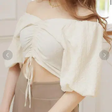 립 서비스 오프숄더 크림색 상의