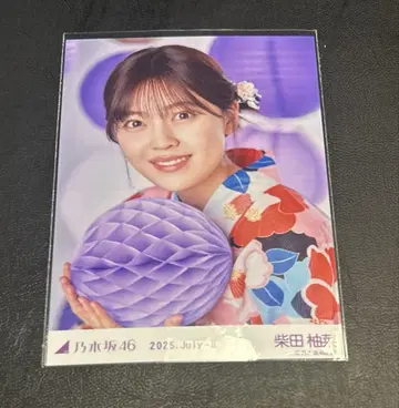 시바타 유나 앉은 모습 브로마이드 유카타 노기자카 2025
