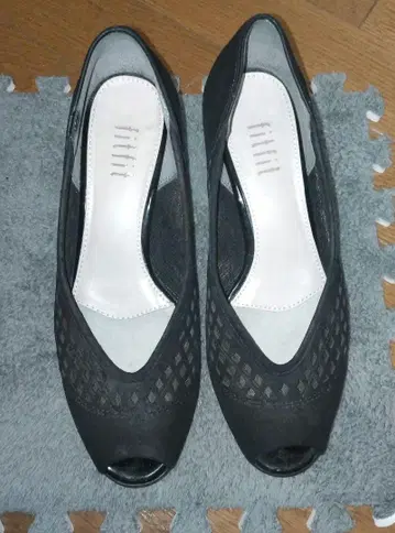 오픈토 펌프스 블랙 메쉬 디자인 중간 힐