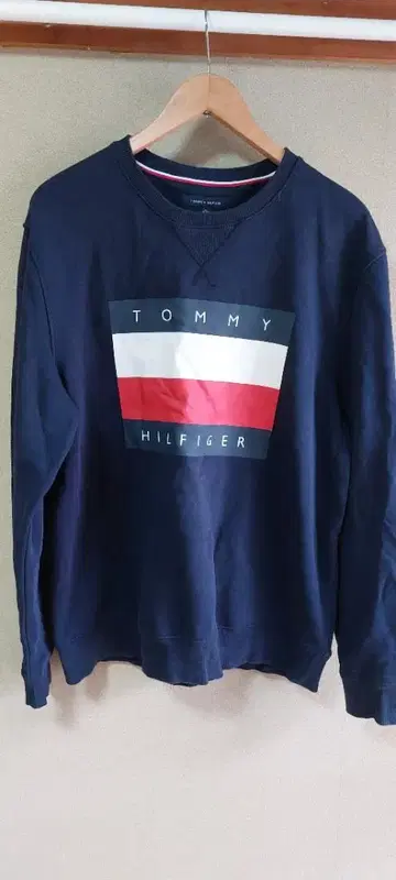 TOMMY HILFIGER 네이비 맨투맨