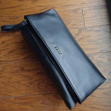 DKNY 블랙 가죽 클러치백