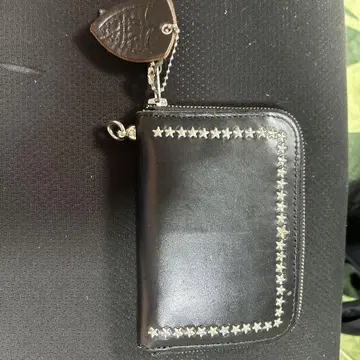 스터드 장식의 블랙 코인 케이스