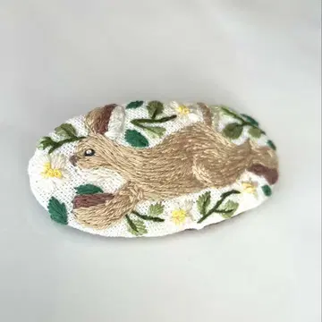 야생 토끼 자수 브로치