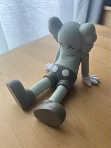 KAWS 카우스 피규어 앉은 자세