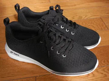 YONEX 블랙 스니커즈