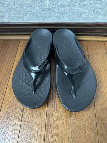 OOFOS 블랙 플립플립 샌들