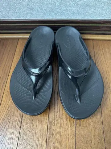 OOFOS 블랙 플립플립 샌들