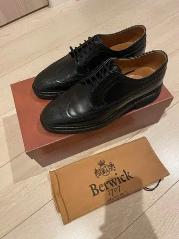 Berwick 블랙 윙팁 가죽 신발