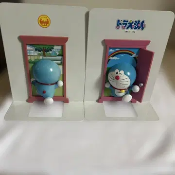 도라에몽 피규어 문에서 나오다