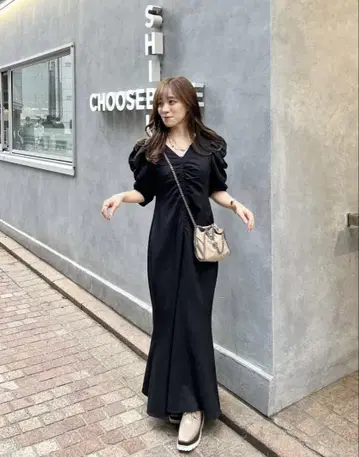 코코딜 드레이프 개더 머메이드 원피스 블랙