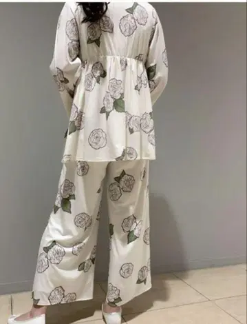 새상품 젤라또피케 만개한 동백꽃을 충실히 그린 올 패턴 셋업