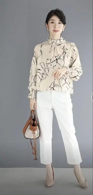 베이지 플라워 프린트 쉬폰 블라우스
