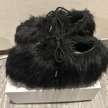 sacai 블랙 인조 모피 더비