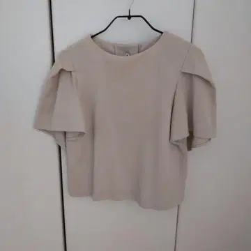 베이지 플레어 쓰리 티셔츠