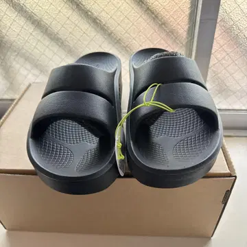 OOFOS 블랙 스트랩 샌들
