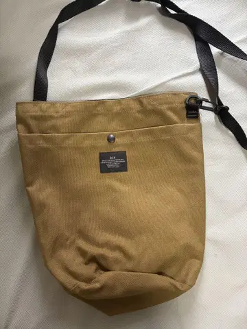 BIP 베이지 숄더백