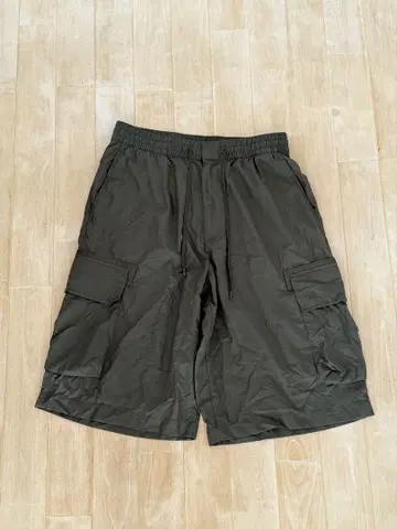 UNIQLO:C 와이드 핏 카고 하프 팬츠 M 사이즈 OLIVE