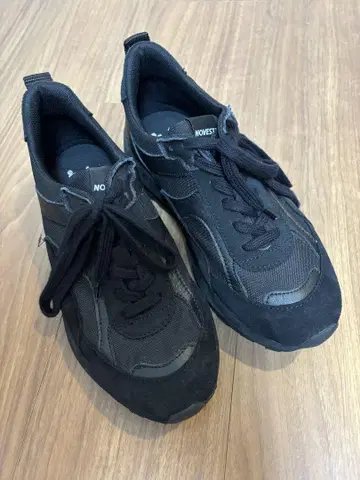 NOVESTA 블랙 스니커즈