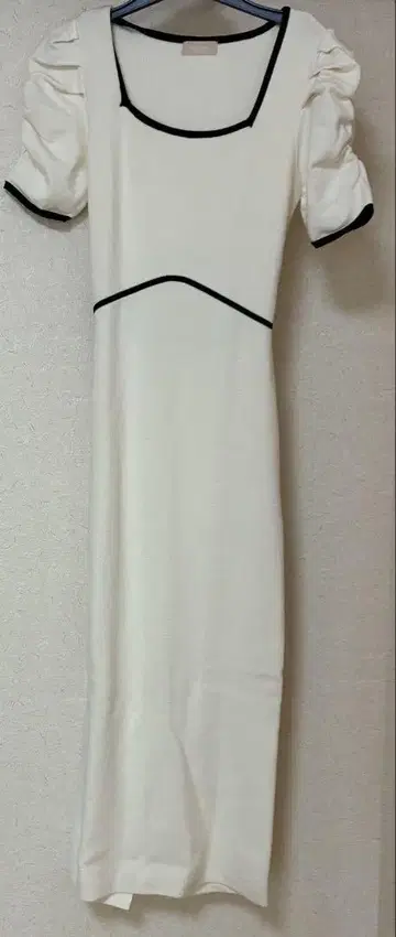 리젝시 바이컬러 타이트 원피스 아이보리