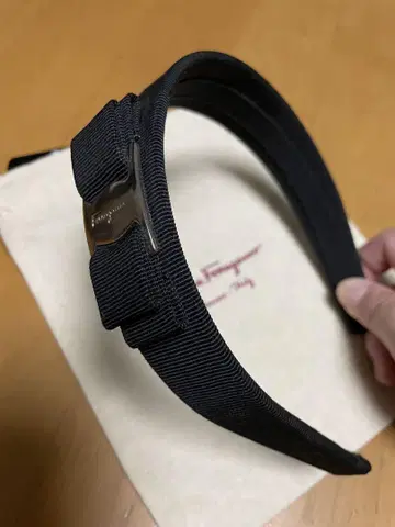 새상품급 Ferragamo 페라가모 머리띠 블랙