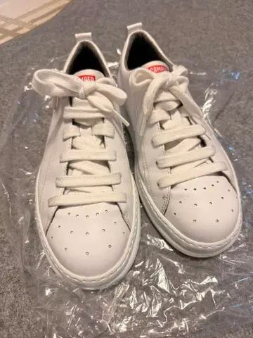 캠퍼 본가죽 화이트 스니커즈 26cm