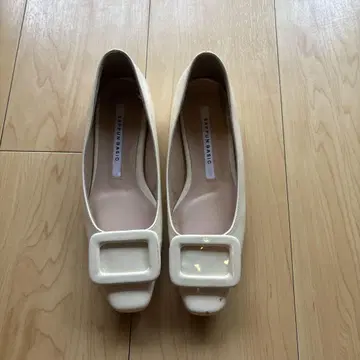 화이트 스퀘어토 버클 펌프스
