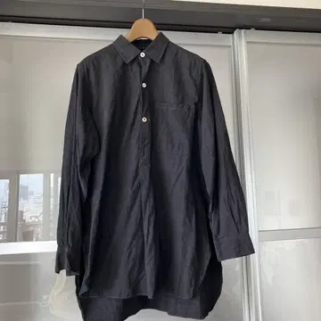 블랙 버튼 부착 긴팔 셔츠 45R