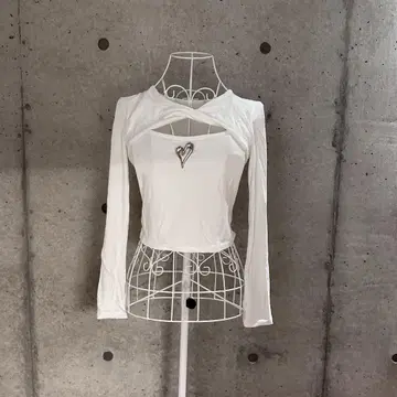 화이트 긴팔 크롭 하트 브로치 상의