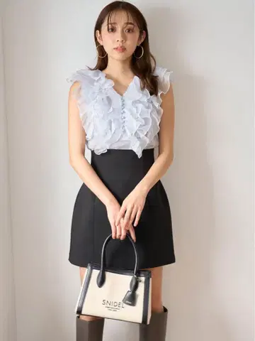 snidel 슬리브리스 프릴 블라우스
