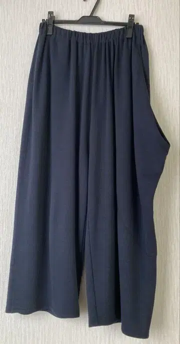 편안하고 여유로운! 요건 레일 비대칭 와이드 팬츠 네이비
