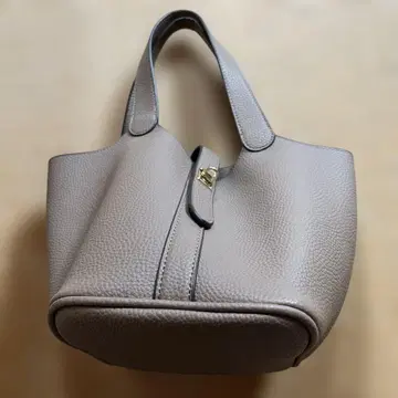 베이지 가죽 핸드백