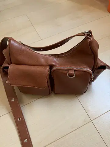 브라운 숄더백 포켓 부착