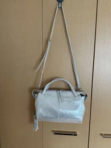 실버 숄더백 가죽