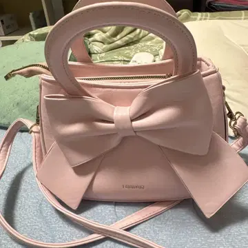리본 포함 핑크 핸드백