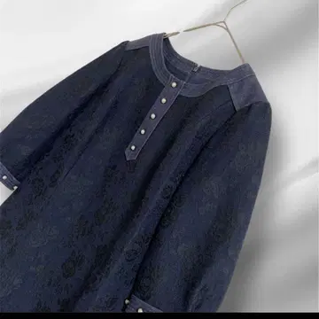 빅 사이즈! TO BE CHIC 데님 절개 펄 버튼 자카드 블라우스