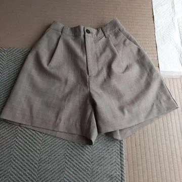 체크 무늬 베이지 하프 팬츠
